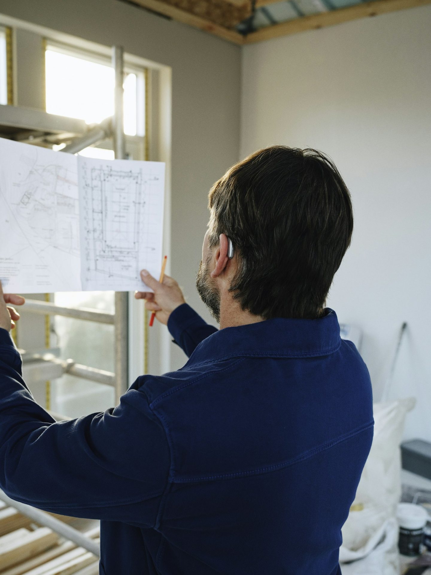 Cải tạo nhà cũ trước Tết 2027: 6 bước làm đúng từ khảo sát đến bàn giao 6 Kỹ sư xem bản vẽ tại công trường để khảo sát trước khi cải tạo nhà cũ